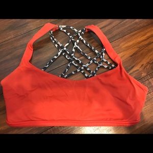 Free to be wild lululemon sports bra size 4